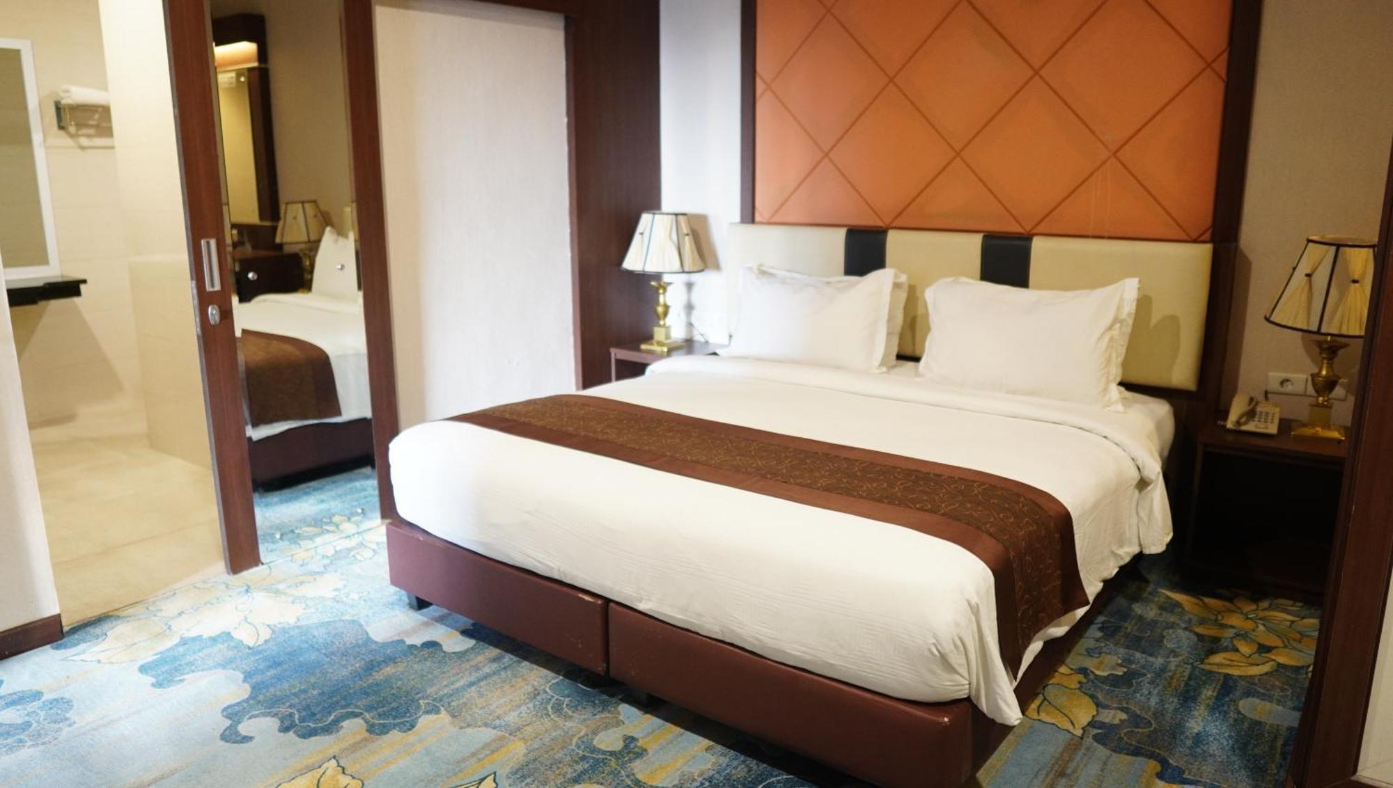 New Hollywood Hotel Pekanbaru Eksteriør billede